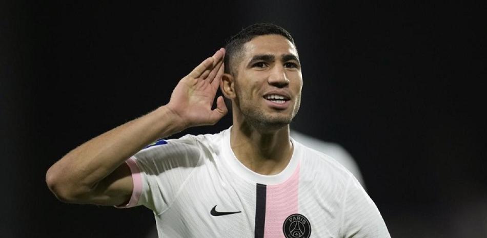 El lateral derecho marroquí Achraf Hakimi reacciona tras anotar el segundo gol del PSG en duelo de la liga francesa ante el Metz, en el estadio Saint Symphorien.