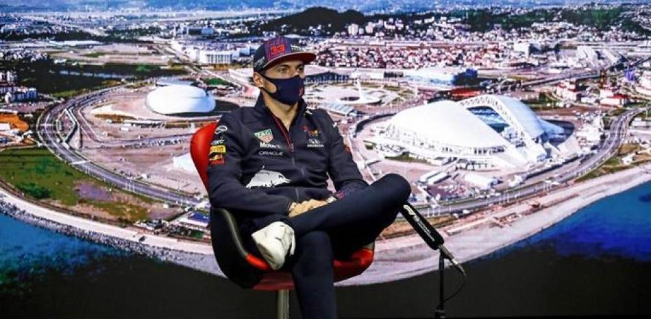 El piloto holandés Max Verstappen, de Red Bull, atiende una conferencia de prensa en el Autódromo de Sochi, Rusia.