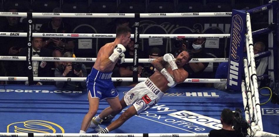 El británico Callum Smith noquea al dominicano Lenin Castillo en una pelea dentro de la categoría de los semipesados en Londres, el sábado 25 de septiembre de 2021.