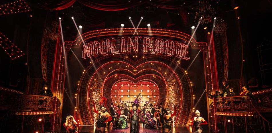En esta imagen difundida por Boneau/Bryan-Brown, el elenco en "Moulin Rouge! The Musical". (Matthew Murphy/Boneau/Bryan-Brown vía AP).