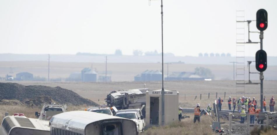 Un tren de Amtrak se descarriló el sábado cerca de Joplin, Montana, matando a tres personas e hiriendo a otras. Los investigadores federales están buscando la causa del descarrilamiento. (Foto AP / Ted S. Warren)