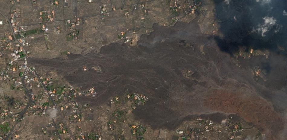 Esta fotografía satelital distribuida tomada el 25 de septiembre de 2021 y publicada por Planet Labs el 27 de septiembre de 2021 muestra el flujo de lava alrededor del pueblo de Todoque pocos días después de la erupción del volcán Cumbre Vieja. La Cumbre Vieja, que se extiende a ambos lados de una cresta sur de La Palma en el archipiélago atlántico, entró en erupción el 19 de septiembre, arrojando ríos de lava que se han deslizado lentamente hacia el mar. Foto: AFP.