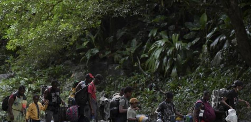 Migrantes haitianos pasan la selva colombiana con rumbo a Panamá, en una ruta que busca llevarles a Estados Unidos. Agencia AFP.