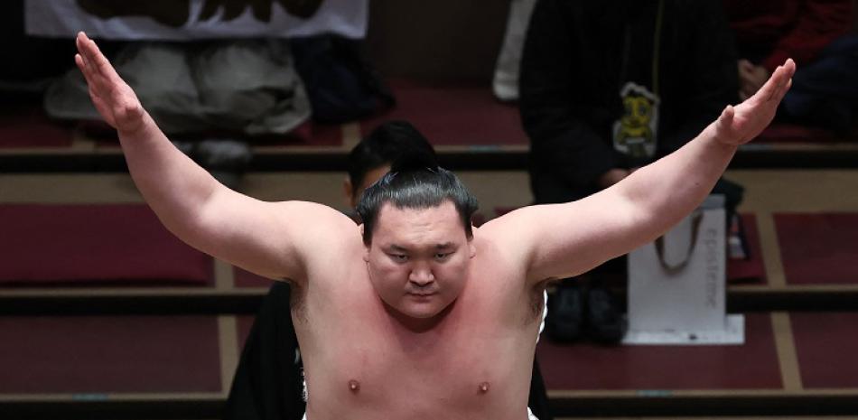 Hakuho habría decidido tirar la toalla debido a dolores persistentes en la rodilla derecha.