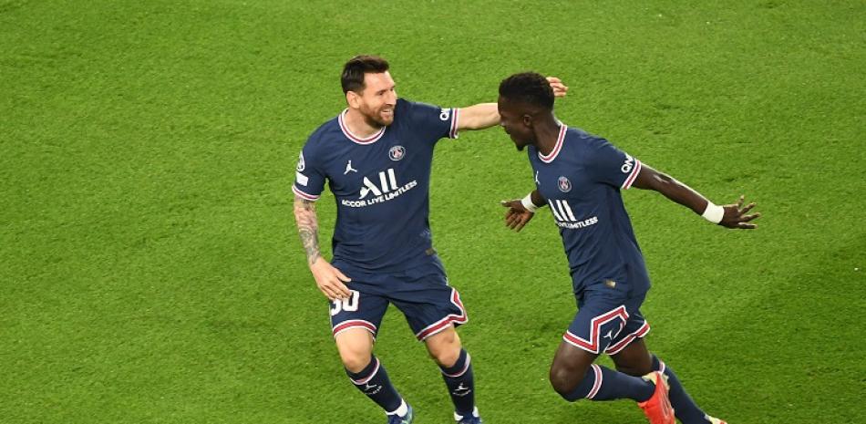 Idrissa Gana Gueye, a la derecha, celebra con su compañero Lionel Messi tras anotar un gol para el Paris Saint-Germain en el partido frente al Manchester City.