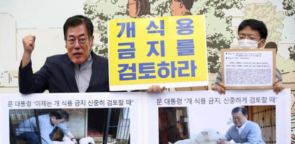 Un miembro de la Asociación Coreana para la Protección de los Animales, con una máscara con la cara del presidente de Corea del Sur, Moon Jae-in, participa en una protesta en contra del consumo de carne de perro, algo tradicional en el país, en Seúl, Corea del Sur, el 28 de septiembre de 2021. Foto: Kim Sun-ung/AP.