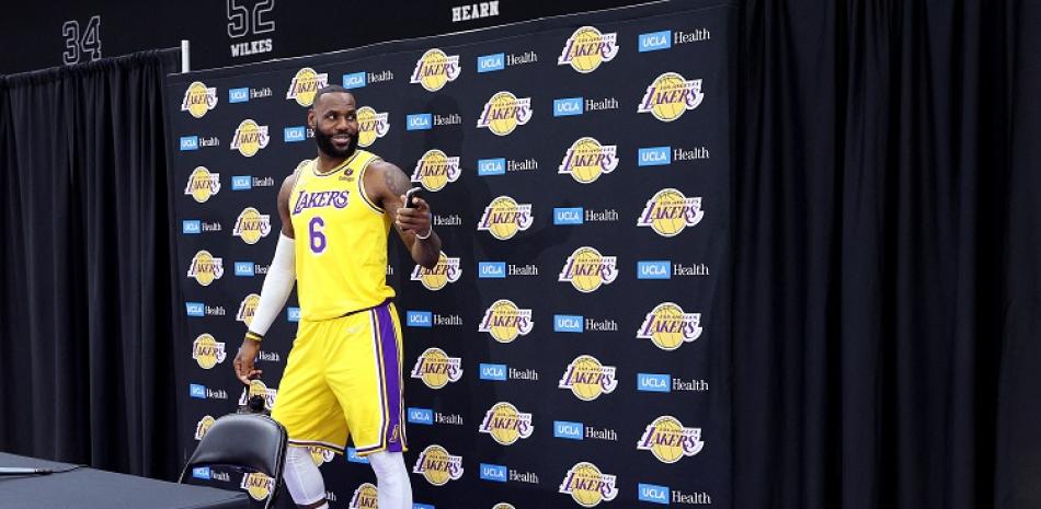 LeBron James, de los Lakers, reacciona luego de terminar su encuentro con los medios de comunicación.