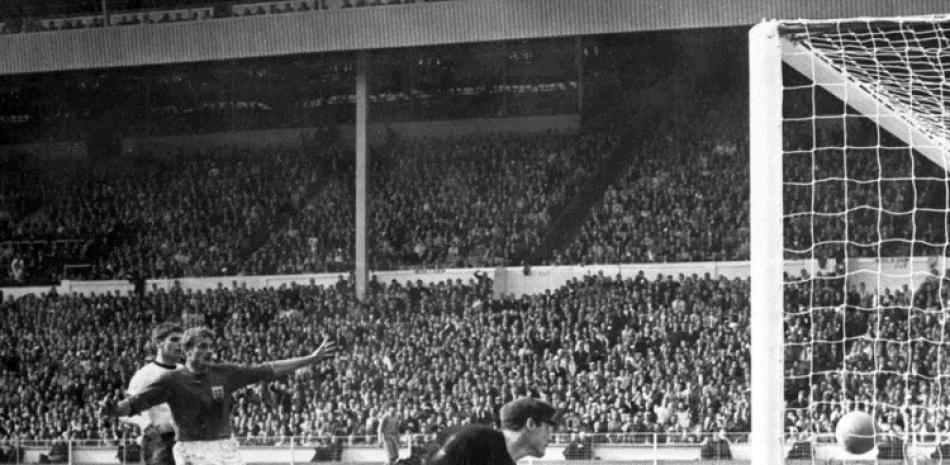 Roger Hunt (centro) observa el polémico gol de Geoff Hurst que despejó el camino de  Inglaterra hacia una victoria 4-2 sobre Alemania en la final de la Copa Mundial de 1966.