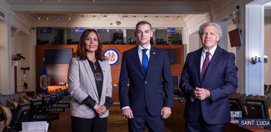 Embajadora Anabel Bueno, representante alterna; Josue Fiallo, de la misión permanente de la OEA en el país; y el secretario general Luis Almagro.