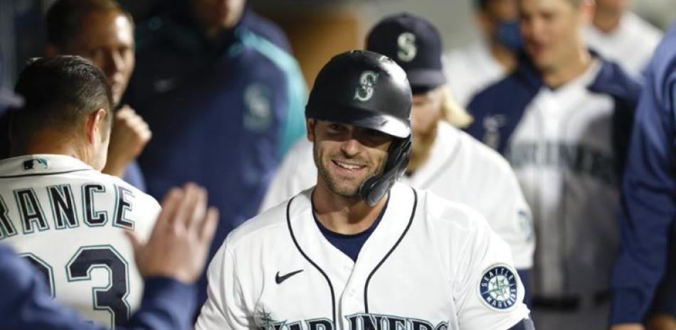 Mitch Haniger, de los Marineros, celebra en la banca tras sacudir un jonrón solitario en el séptimo inning del juego frente a los Atléticos de Oakland.