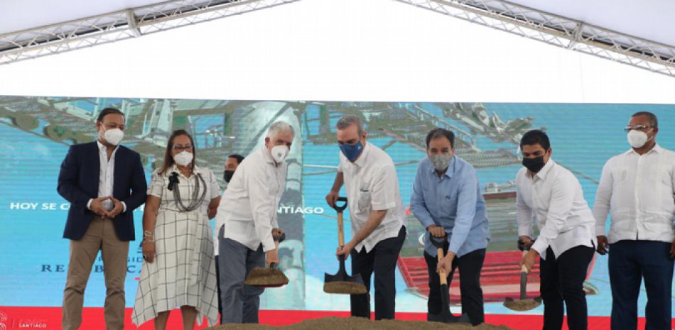 El presidente Luis Abinader dejó iniciados ayer los trabajos para la construcción de un teleférico en Santiago, y anunció un conjunto de grandes obras para esa provincia.