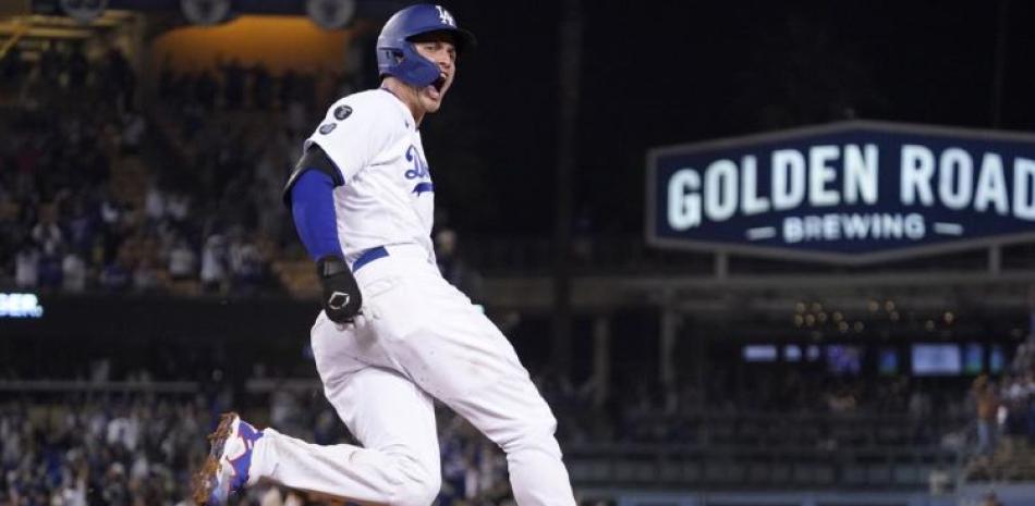El jugador de los Dodgers Corey Seager celebra en primera base tras sacudir un jonrón de dos carreras en el octavo inning del juego frente a los Padres de San Diego.