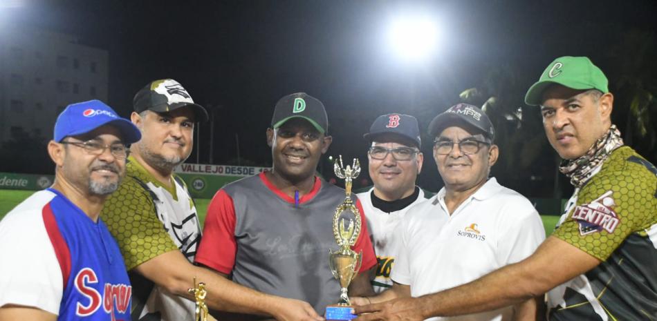 PIE FOTOS…

El lanzador Donald Olivero, Bienvenido Pimentel y otros directivos y jugadores de Soprovis al momento de ser galardonados en la categoría C.