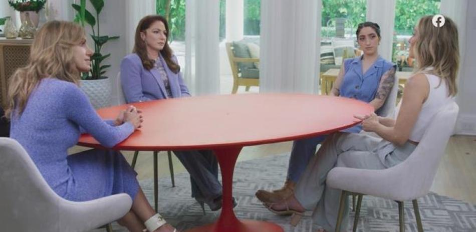 En esta imagen difundida por Facebook Watch, las presentadoras Lili Estefan, Gloria Estefan y Emily Estefan, de izquierda a derecha, con la invitada Claire Crawley durante una grabación de "Red Table Talk: The Estefans". (Facebook Watch vía AP).