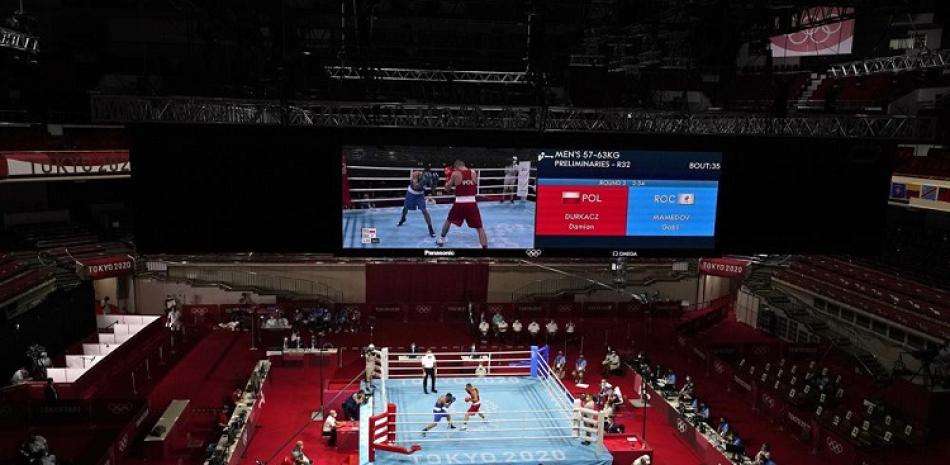 Vista de la arena de boxeo de los Juegos Olímpicos de Tokio durante la pelea entre el polaco Damian Durkacz (rojo) y el ruso Gabil Mamedov.