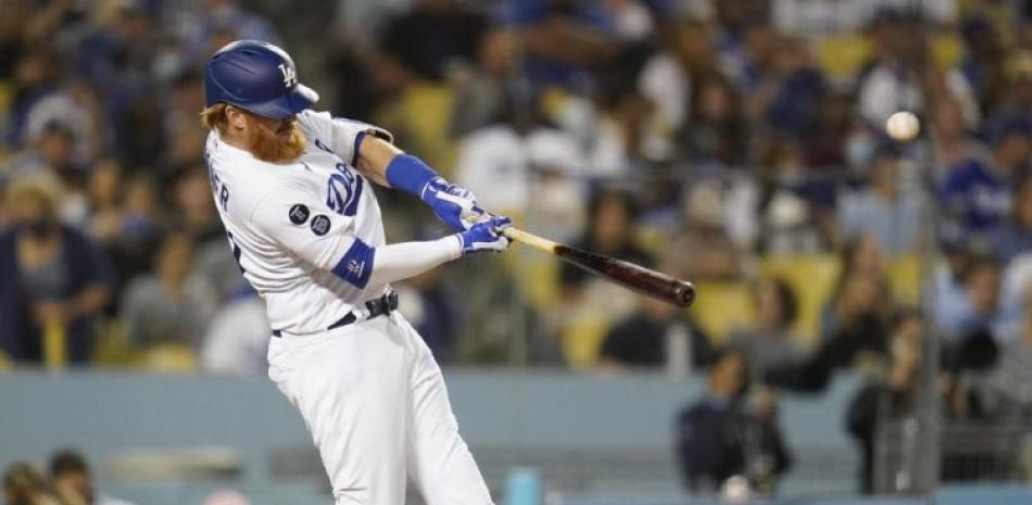 Justin Turner, de los Dodgers de Los Ángeles, sacude un jonrón en el cuarto inning del juego de la MLB que enfrentó a su equipo con los Padres de San Diego.