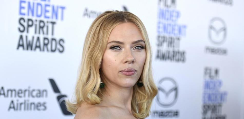 Scarlett Johansson llega a la 35ª edición de los Film Independent Spirit Awards el 8 de febrero de 2020, en Santa Mónica, California. (Foto de Richard Shotwell/Invision/AP, Archivo).