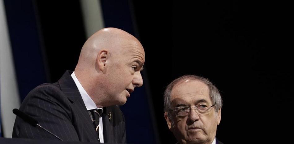 En imagen de archivo, el presidente de la FIFA, Gianni Infantino, izquierda, conversa con el presidente de la Federación Francesa de Fútbol, Noël Le Graët.