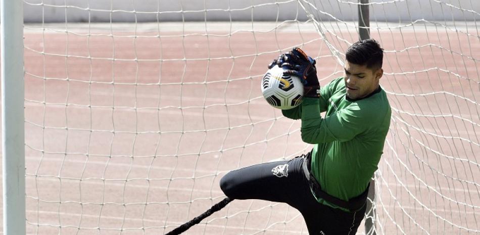 Rubén Cordano, portero de la selección de Bolivia, toma parte en la sesión de entrenamientos en el estadio Hernando Siles en La Paz.