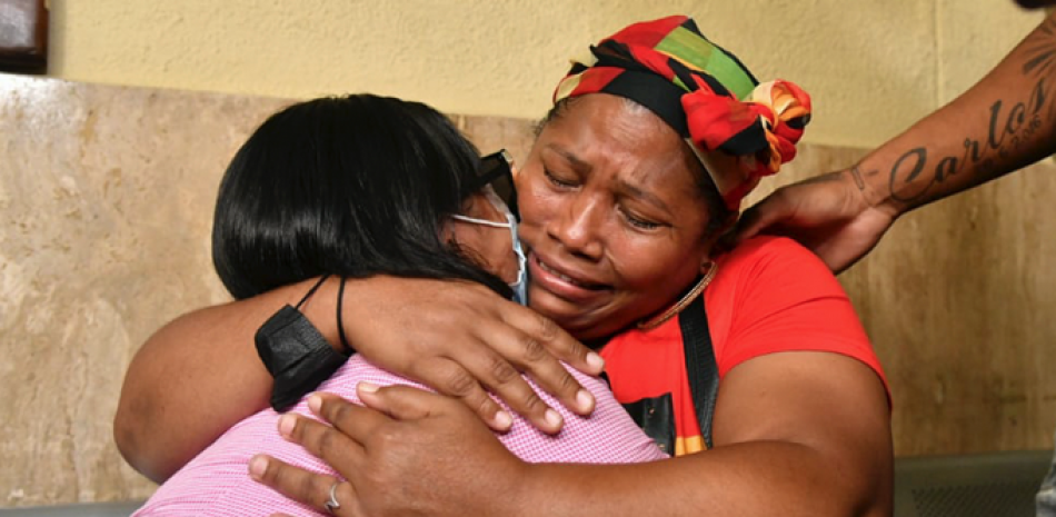 Santa Rodríguez, la madre de la joven Yocairy Amarante, se conjuga en profundo abrazo maternal con su hija, tras conocer el fallo. JA MALDONADO/