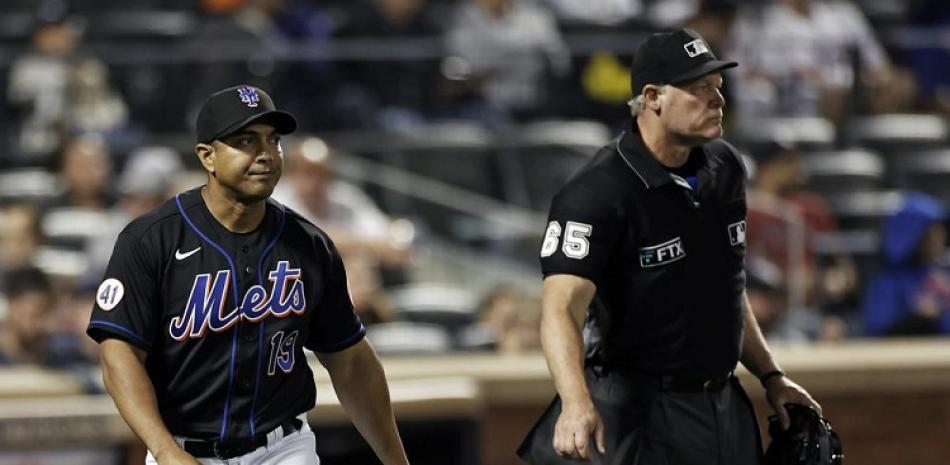 El manager de los Mets de Nueva York Luis Rojas (19) regresa a la cueva tras conversar con el umpire Ted Barrett durante un juego contra los Yanquis.