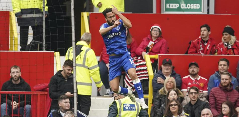 Andros Townsend, del Everton, festeja tras marcar su gol salvador.