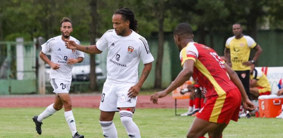 Charles Harold Jr. de Cibao FC, lleva el balón, en uno de los partidos de la Liguilla.