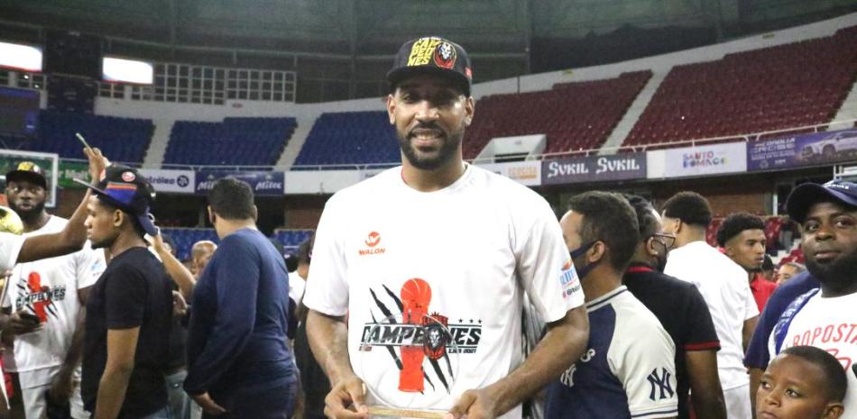 Juan Guerrero, de Leones de Santo Domingo, exhibe su trofeo de Jugador Más Valioso del torneo 2021 de la Liga Nacional de Baloncesto.