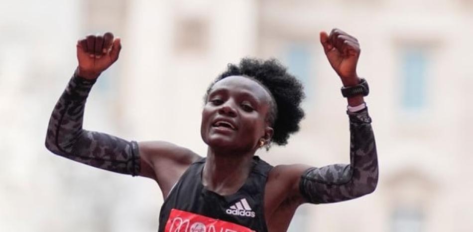 La keniana Joyciline Jepkosgei ganó este domingo el maratón de Londres.