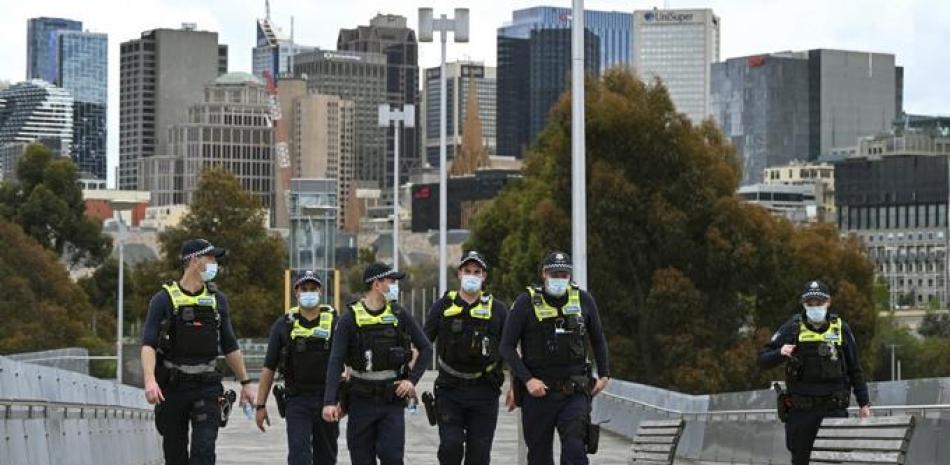 La policía patrulla las tranquilas calles de Melbourne el 4 de octubre de 2021. Foto: William West/AFP.