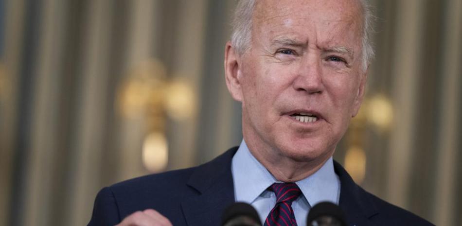 El presidente Joe Biden pronuncia comentarios sobre el techo de la deuda durante un evento en el Comedor Estatal de la Casa Blanca, el lunes 4 de octubre de 2021 en Washington. (Foto AP/Evan Vucci)