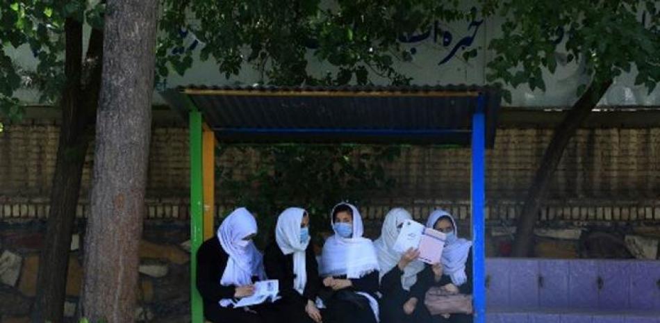 Las niñas regresan a la escuela secundaria en una provincia afgana. AFP