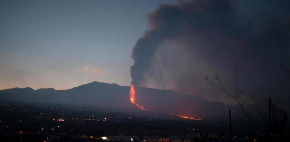 El volcán Cumbre Vieja arrojando lava, ceniza y humo, en Los Llanos de Aridane, en la isla canaria de La Palma el 4 de octubre de 2021. Foto: Jorge Guerrero/AFP.