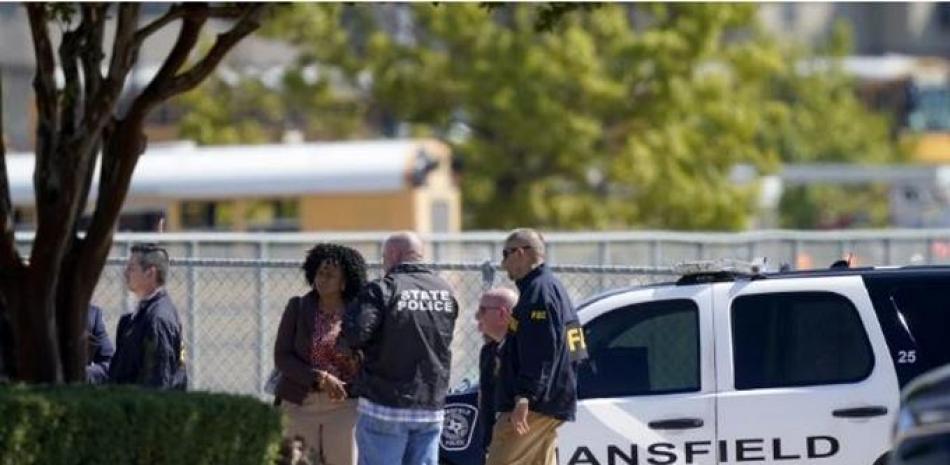 Agentes acuden a la escuela Timberview High School tras el reporte de un tiroteo en Arlington, Texas.(ASSOCIATED PRESS)