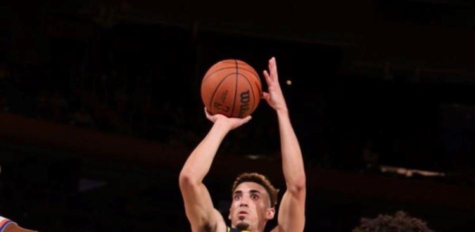 Chris Duarte, de los Pacers, se eleva en busca de un canasto en acción del partido de pretemporada frente a los Knicks de Nueva York.