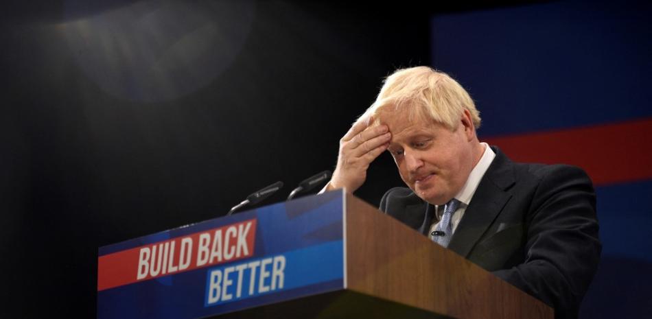 El primer ministro británico, Boris Johnson, en su discurso de apertura el último día de la Conferencia anual del Partido Conservador en Manchester, noroeste de Inglaterra, el 6 de octubre de 2021. Foto: Oli Scarff/AFP.