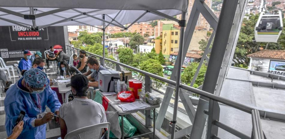 Un hombre es inoculado contra COVID-19 con la vacuna CoronaVac, desarrollada por la firma china Sinovac, en un punto de vacunación en el Metro Cable en Medellín, Colombia, el 3 de octubre de 2021.

Foto: JOAQUIN SARMIENTO / AFP