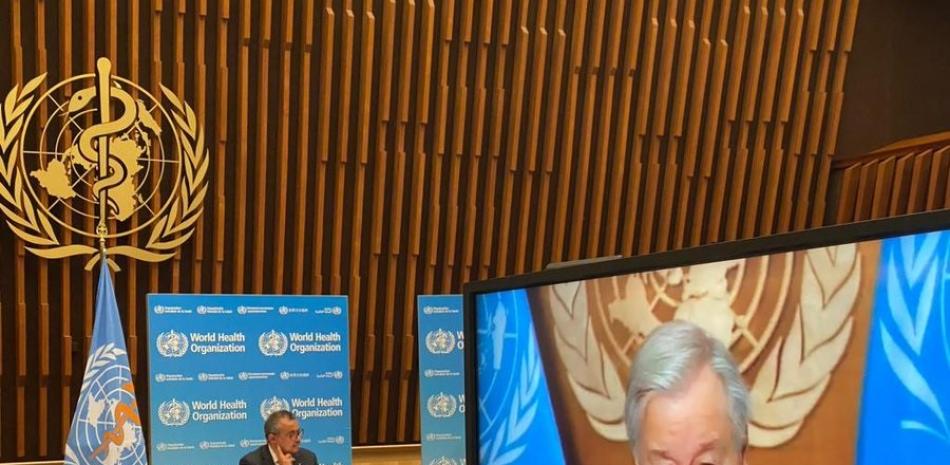 De izquierda a derecha: el director general de la Organización Mundial de la Salud (OMS), Tedros Adhanom Ghebreyesus, y el secretario general de Naciones Unidas (ONU), António Guterres, en rueda de prensa. A 7 de octubre de 2021, en Ginebra (Suiza).

Foto: OMS