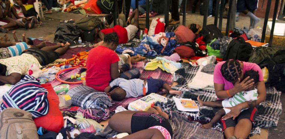 Los migrantes haitianos permanecen fuera de un refugio donde esperan su resolución migratoria en Monterrey, México, el 27 de septiembre de 2021. 

Foto: Julio Cesar Aguilar/ AFP