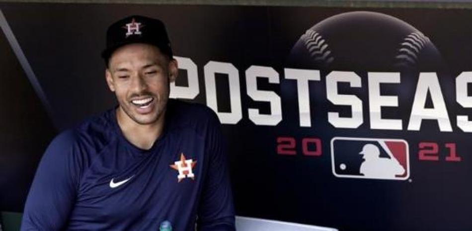Carlos Correa, campocorto de los Astros de Houston, sonríe durante una charla con la prensa en una práctica.