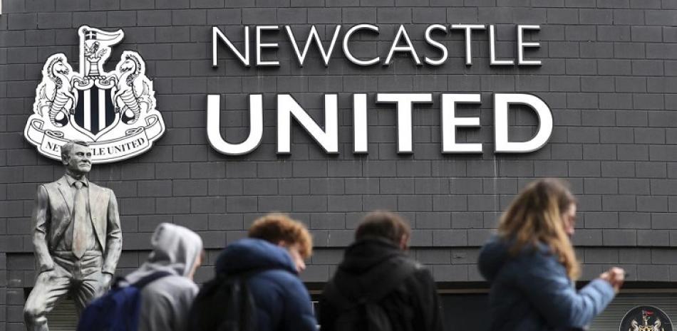 Hinchas de Newcastle afuera del estadio del club, el jueves 7 de octubre de 2021.