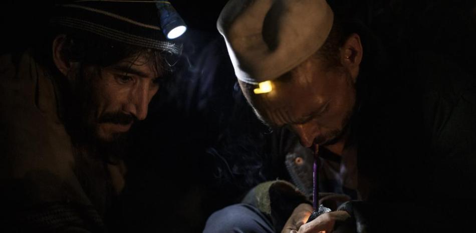 Dos hombres consumen heroína en Kabul, Afganistán. / AP