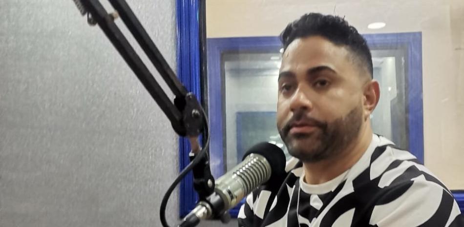 Darlyn Madé durante su participación en el programa "D`Parranda radio show". El merenguero promueve el tema "A un milímetro de ti".
