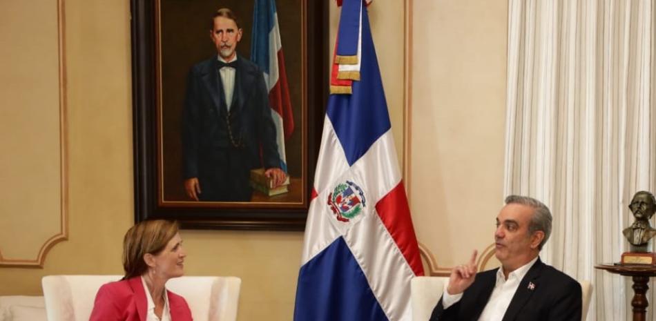 Samantha Power, administradora de la USAID y el presidente Luis Abinader, en su conversación esta tarde en el Palacio Nacional.
