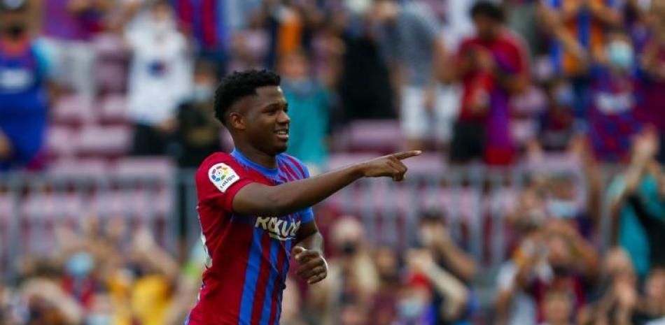 Ansu Fati, del Barcelona, celebra luego de anotar el tercer tanto del equipo durante el partido de La Liga española contra el Levante en el Camp Nou, Barcelona.