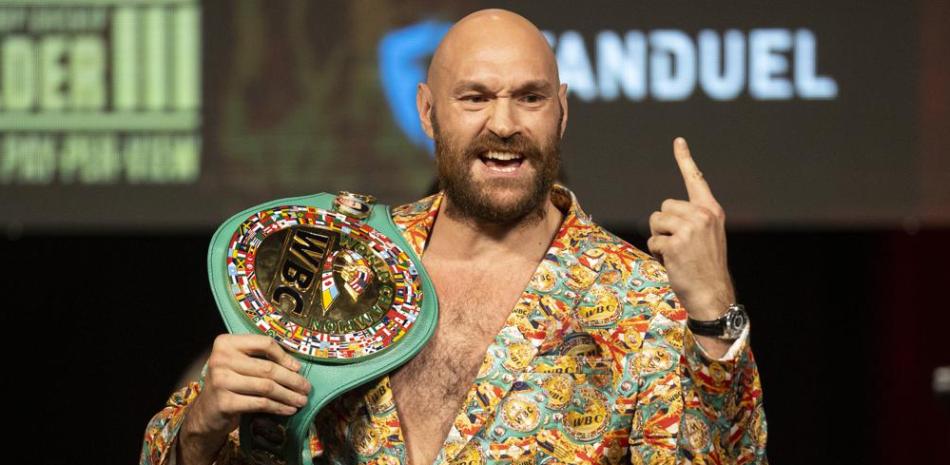 Tyson Fury posa con el cinturón de campeón mundial de peso completo durante una conferencia de prensa previo a la pelea ante Deontay Wilder, en Las Vegas.