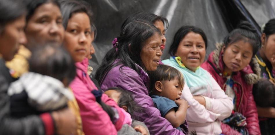 Mujeres y niños indígenas se reúnen dentro del Parque Nacional de Bogotá, donde cientos han estado acampando alrededor de una semana, en Colombia, el jueves 7 de octubre de 2021. Indígenas de diferentes partes del país están esperando que el gobierno les garantice su regreso seguro a casa, a las aldeas que dejaron atrás debido a la violencia. (Foto AP/Fernando Vergara)