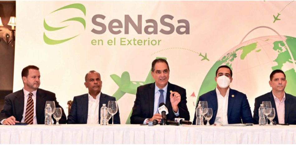 El director ejecutivo de Senasa, doctor Santiago Hazim, durante una rueda de prensa en Nueva York, Estados Unidos.