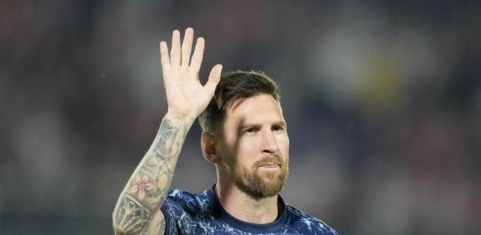 El delantero argentino Lionel Messi saluda previo al partido contra Paraguay por las eliminatorias del Mundial, el jueves 7 de octubre de 2021, en Asunción.