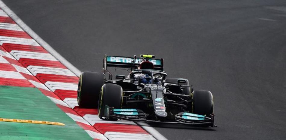 Valtteri Bottas conduce su Mercedes para lograr la posición de pole para el Gran Premio de Turquía.
